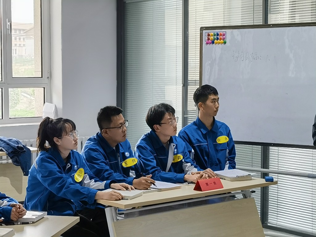 四人小组讨论.jpg